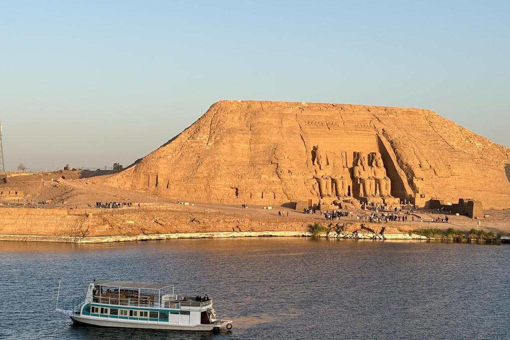 Blick vom Schiff auf den Großen Tempel von Abu Simbel