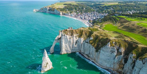 Étretat mit Blick auf dem natürlichen Felsbogen und der vorgelagerten Felsnadel