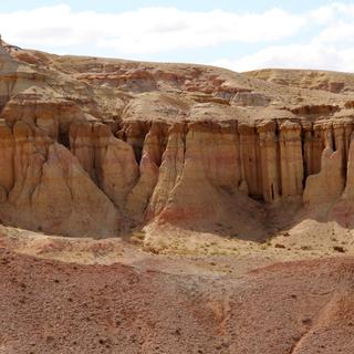 Bizarre Felsformationen in Tsagaan Suvarga