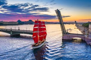 Scheidungsbrücken im Hafen von St. Petersburg