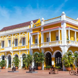 Weiß-gelbes Kolonialgebäude im historischen Zentrum von Cartagena