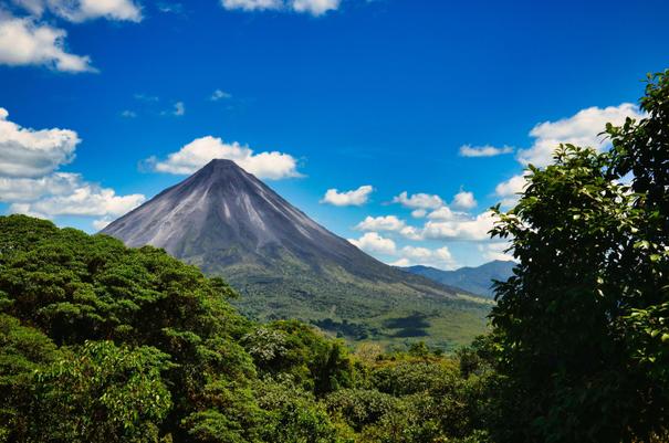 Der Vulkan Arenal als klassisches Fernreiseziel im November