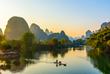 Malerischer Sonnenuntergang auf dem Yulong River in Yangshuo 