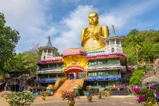 Golden Temple in Dambulla am Fuße der Höhlentempel