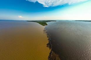 Zusammenfluss des Rio Negro und des Rio Solimões