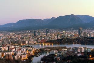 Tirana Dämmerung