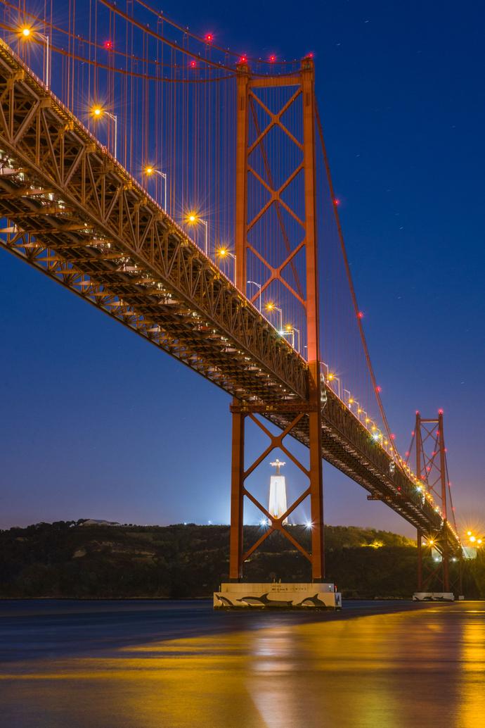 Ponte 25 de Abril und Cristo Rei nachts mit Beleuchtung
