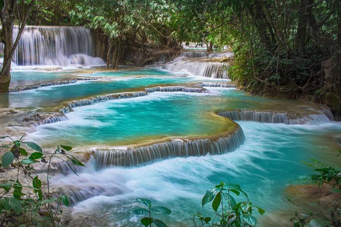 Blick auf die Kuang Si Wasserfälle in Laos