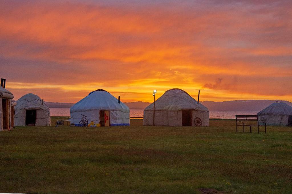 Sonnenuntergang am Yurt Camp am Song Kol See 