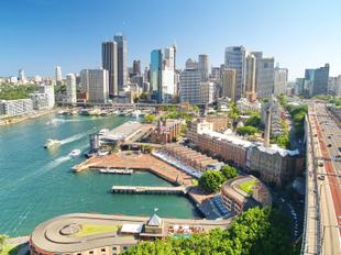 Sydney über die Harbour Bridge 