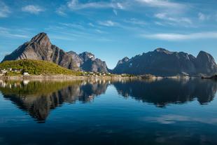 Blick auf die Bergkette der Lofoten
