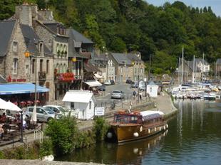 Entspannungsvolle Momente am Hafen von Dinan