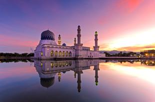 Die Moschee am Ufer von Kuta Kinabalu in der Abendsonne