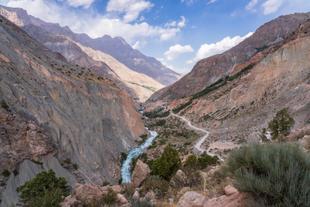 Aussicht über das Flusstal des Iskander-Darya nahe des Iskanderkul Sees 
