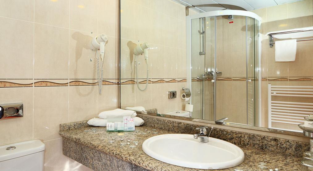 Badezimmer mit Dusche