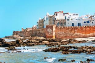 Blick auf die historische Stadtmauer von Essaouira in Marokko