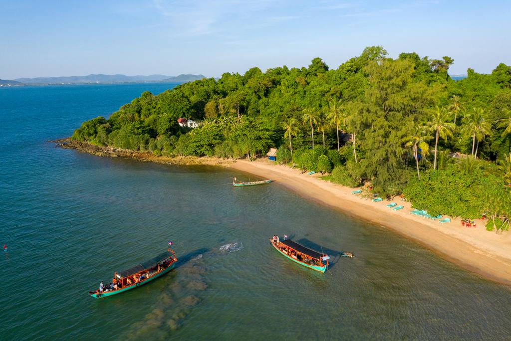 Luftaufnahme von Booten vor dem Strand von Koh Tansay (Rabbit Island)