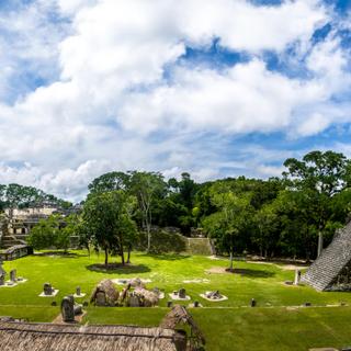 Maya- Tempel in der Ruinenstätte Tikal