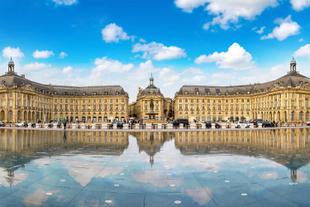 Blick auf den Place de la Bourse vom Miroir d'eau aus