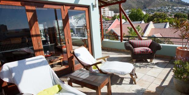 Liegen zur Entspannung auf der Terrasse
