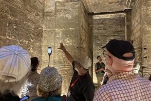 Reisegruppe am Horus-Tempel von Edfu