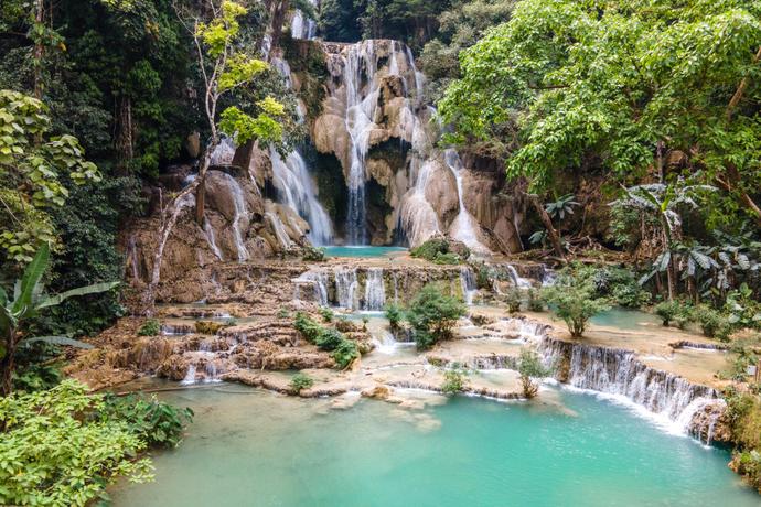 Sicht auf die Kuang Si Wasserfälle in Laos