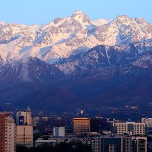 Häuser von Almaty vor verschneiten Bergen, Kasachstan