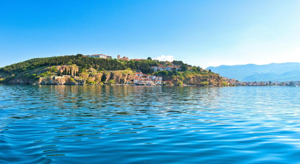 Der Ohrid See mit Halbinsel während einer Nordmazedonien Reise