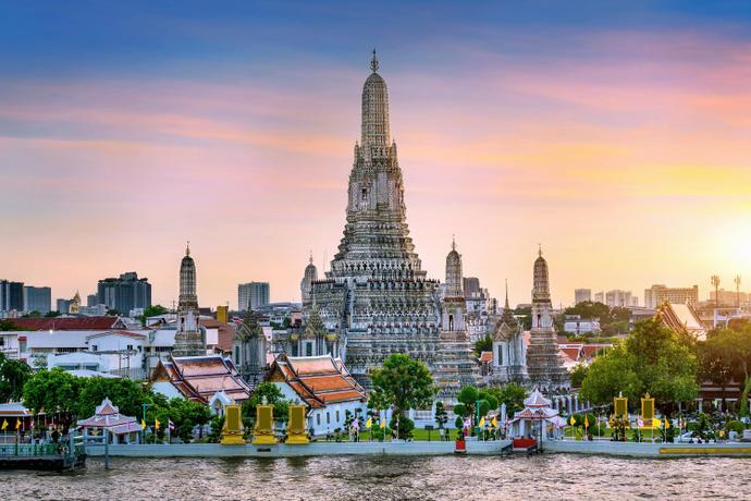 Blick auf den Wat Arun Tempel in Bangkok