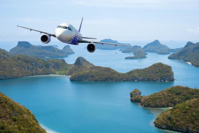 Flugzeug über Meer