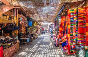 Souks in der Medina von Marrakesch 