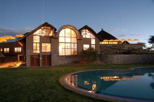 GocheGanas Wellness Village bei Nacht, mit beleuchtetem Pool im Vordergrund und stimmungsvoller Atmosphäre.