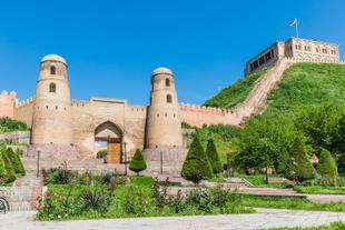 Blick auf die historische Mauer der Hissar-Festung in Dushanbe 
