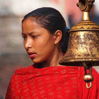 Betende Frau in Kathmandu