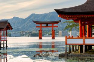 Das berühmte Floating Torii Tor auf der Insel Miyajima 