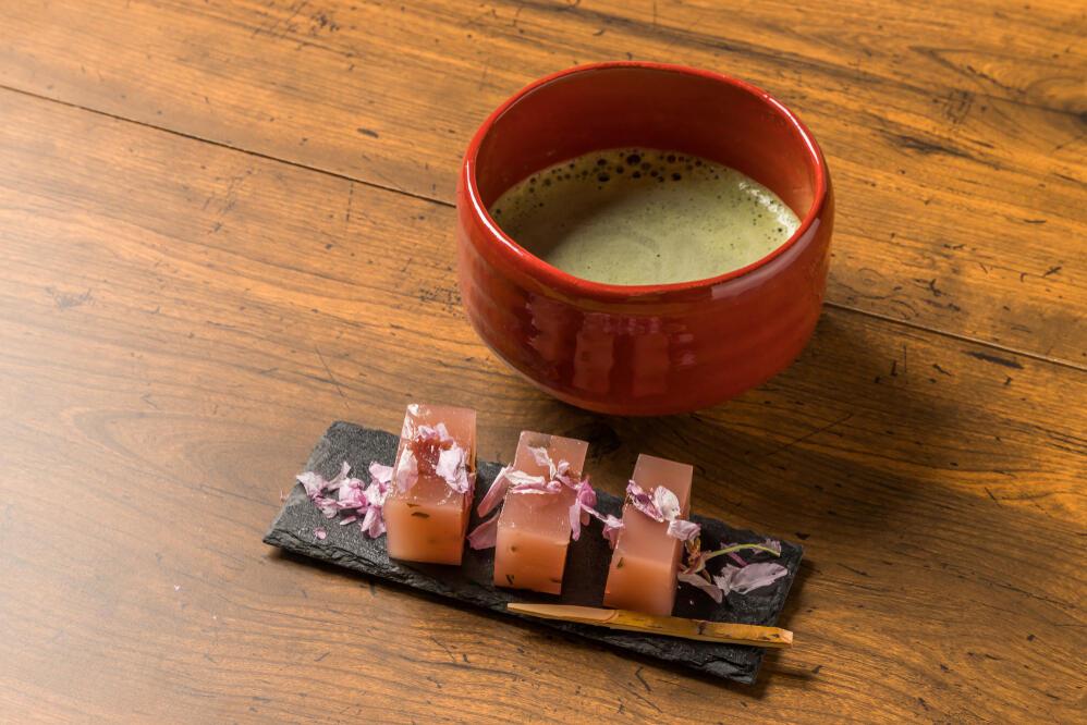 Matcha-Tee und typische Süßigkeiten