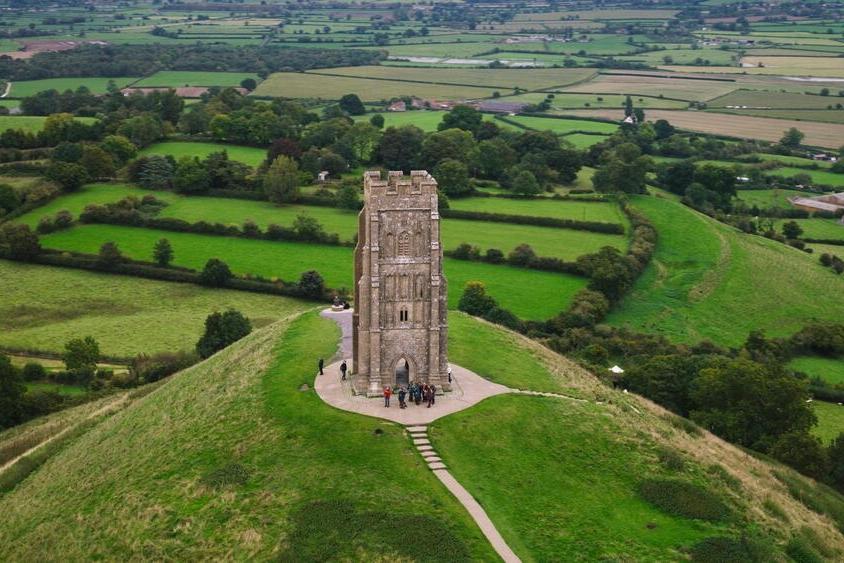 Blick auf das Tor und die Umgebung von Glastonbury