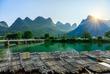 Blick über die natürliche Schönheit des Li-Flusses bei Yangshuo 