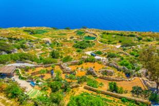 Blick über das Land an den Dingli Klippen