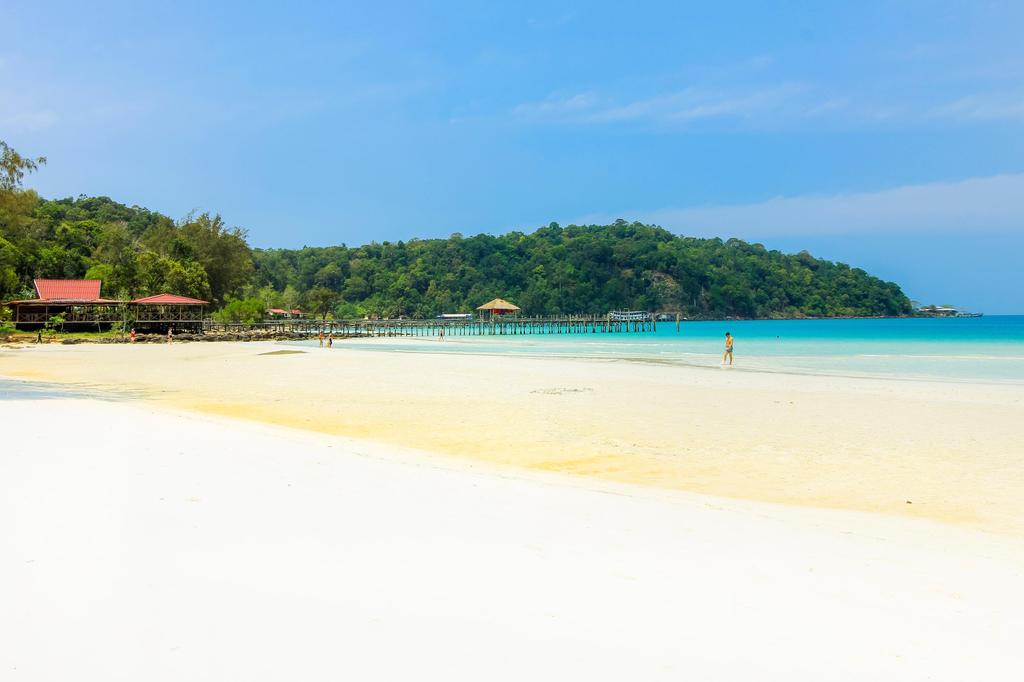 Ein weißer Sandstrand mit türkisem Wasser auf Koh Rong Sanloem Island