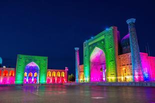 Registan Platz in bunten Farben beleuchtet