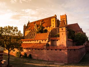 Die Marienburg am Abend