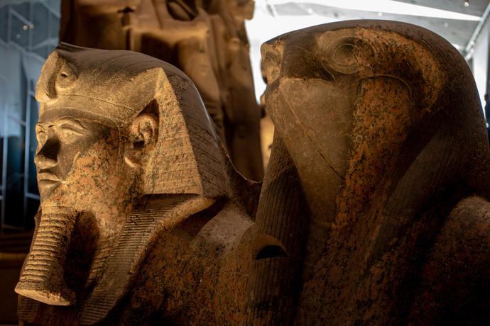 Ägyptische Statue im neuen Grand Egyptian Museum in Kairo