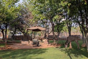 Kudu auf dem Gelände der Etosha Village Lodge