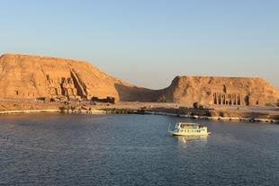 Tempelanlage von Abu Simbel vom Wasser aus