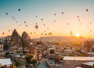 Ballons in Göreme bei Sonnenaufgang