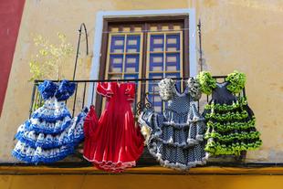 Traditionelle Flamenco Kleider an einem Balkon in Málaga