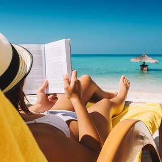 Entspannen in der Sonnenliege am Strand