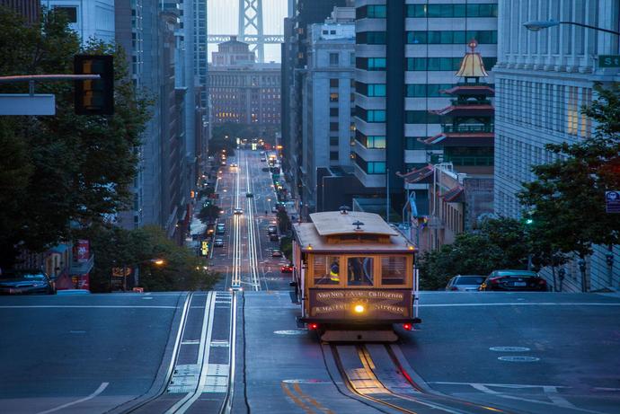 Cable Car in San Francisco bei Dämmerung