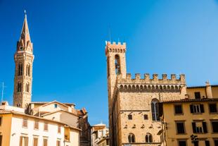 Badia Fiorentina Kirche und Museum Palazzo del Bargello vom Piazza della Signoria gesehen